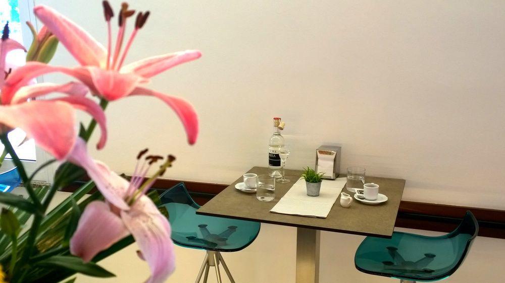 加姆日努斯酒店 利尼亚诺萨比亚多罗 外观 照片