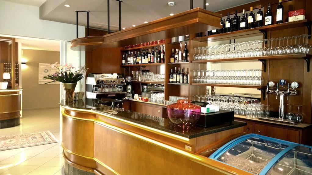加姆日努斯酒店 利尼亚诺萨比亚多罗 外观 照片