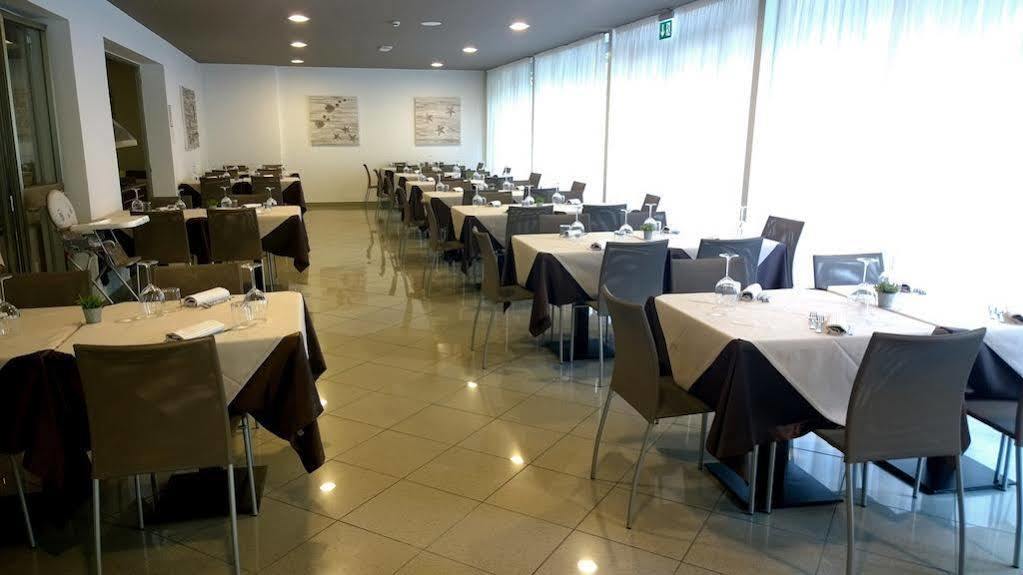 加姆日努斯酒店 利尼亚诺萨比亚多罗 外观 照片