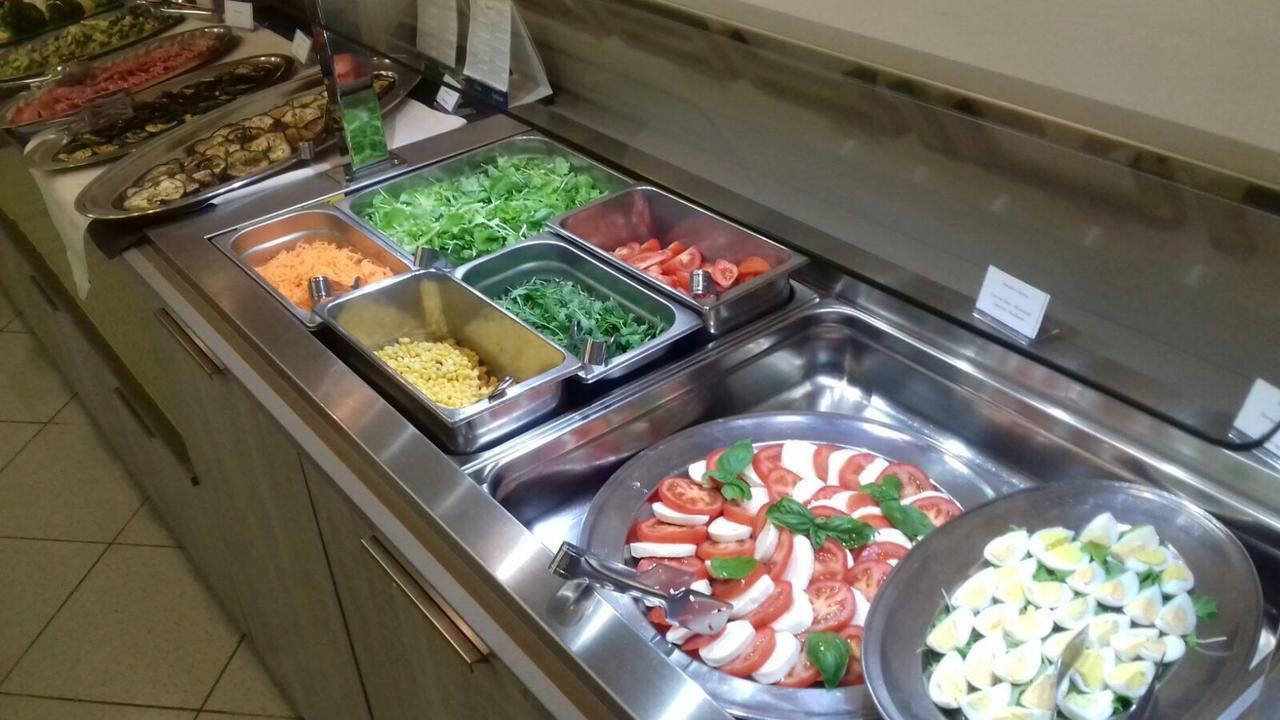 加姆日努斯酒店 利尼亚诺萨比亚多罗 外观 照片